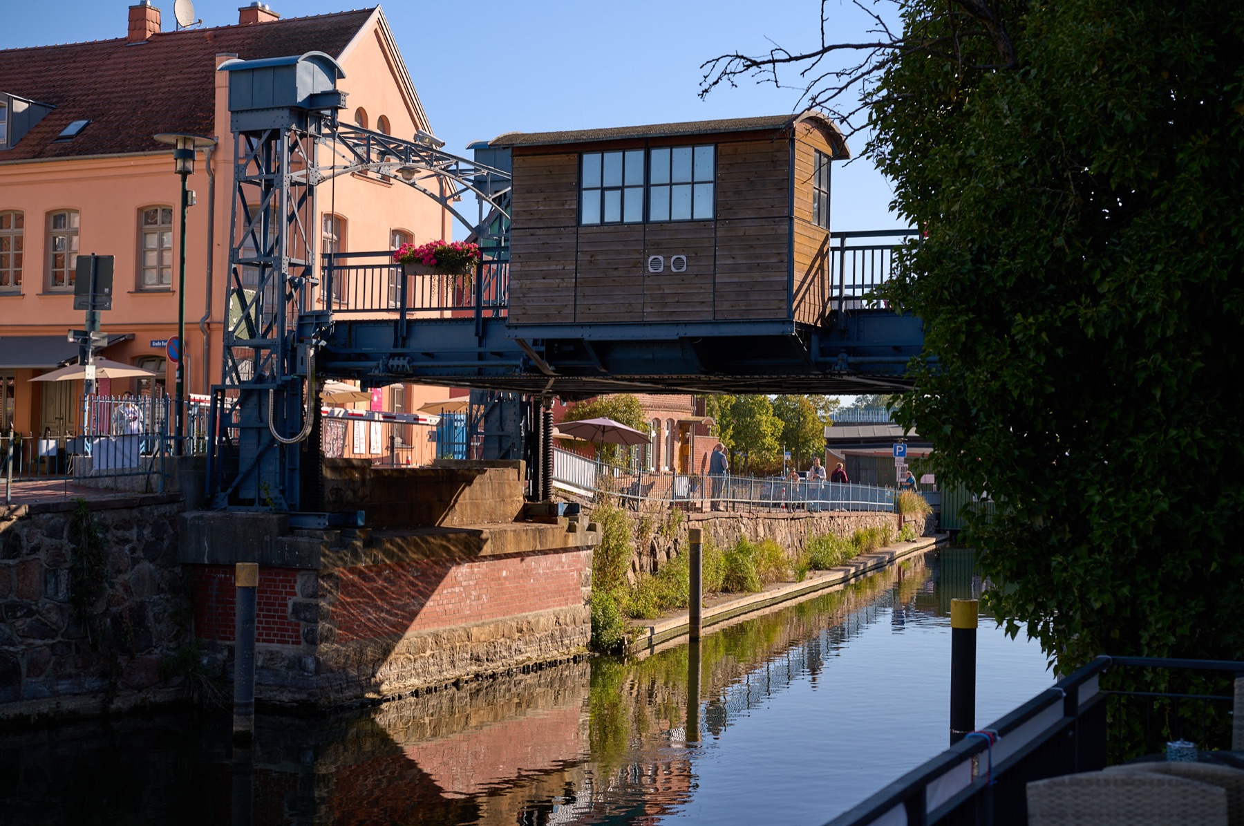 Seitliche Gesamtansicht der Plauer Hubbrücke mit hölzernem Bedienhaus über der Müritz-Elde-Wasserstraße